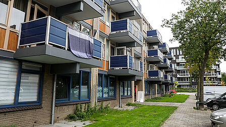 Appartementencomplex van de zijkant gezien