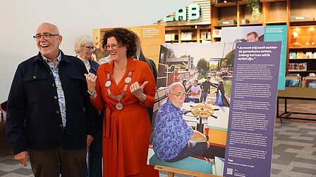 Foto van de burgemeester met een vrijwilliger