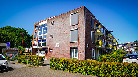 Appartementencomplex De Bosruiter van de zijkant gezien
